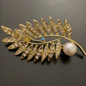 Faux Pearl Decor Leaf Shaped Brooch